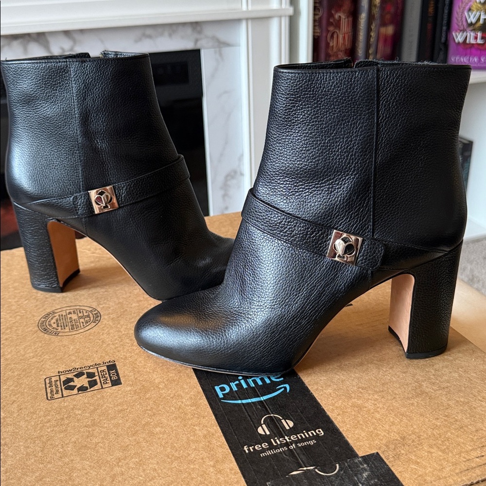 Kate Spade Thatcher 9.5 Black Pebbled Leather Bootie Boots like new w gold spade